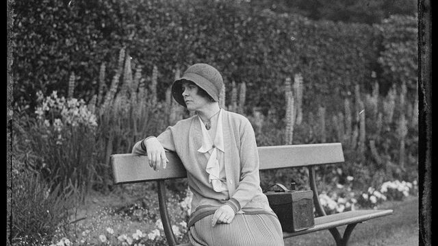 Who, how, and when? Investigating the photographs